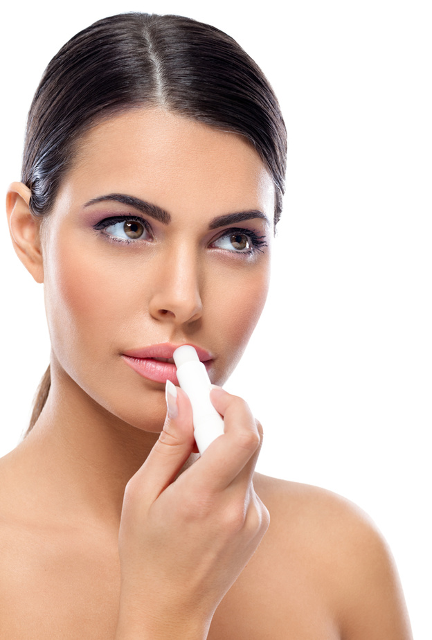  طبقي الفازلين لتقشير وترطيب شفتيك