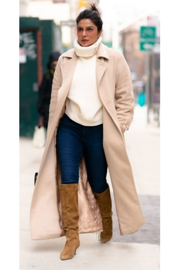 اطلالة النجمة BEYONCÉ بفستان ضيق بارز بنقشات جلد الحيوان الملفت.