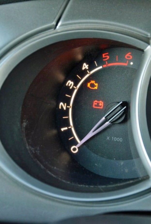  اسباب اضاءة اشارة فحص محرك السيارة check engine
