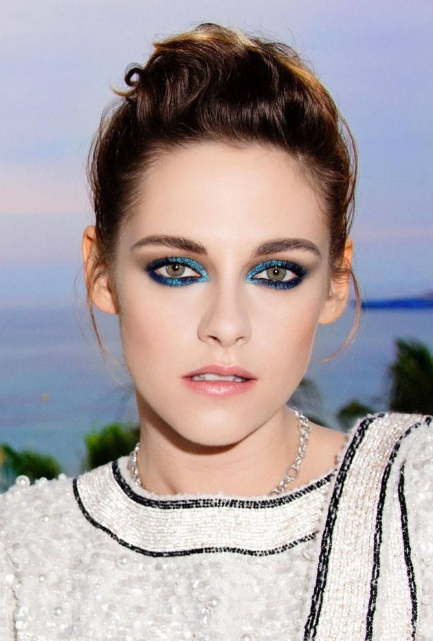 طرق عمل مكياج باللون الأزرق