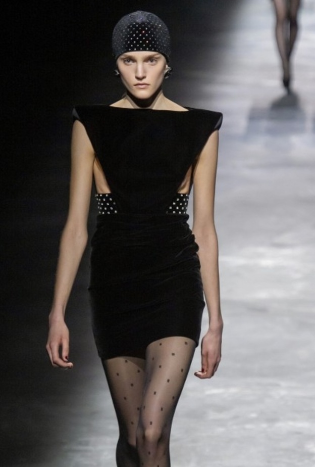 اطلالات باللون الاسود