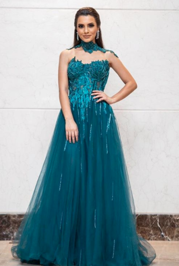  فستان أبيض اوف شولدرز اختارته كارمن سليمان