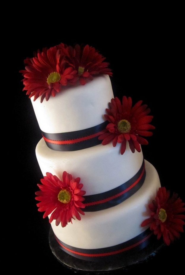 كعكات زفاف باللون الابيض والاحمر