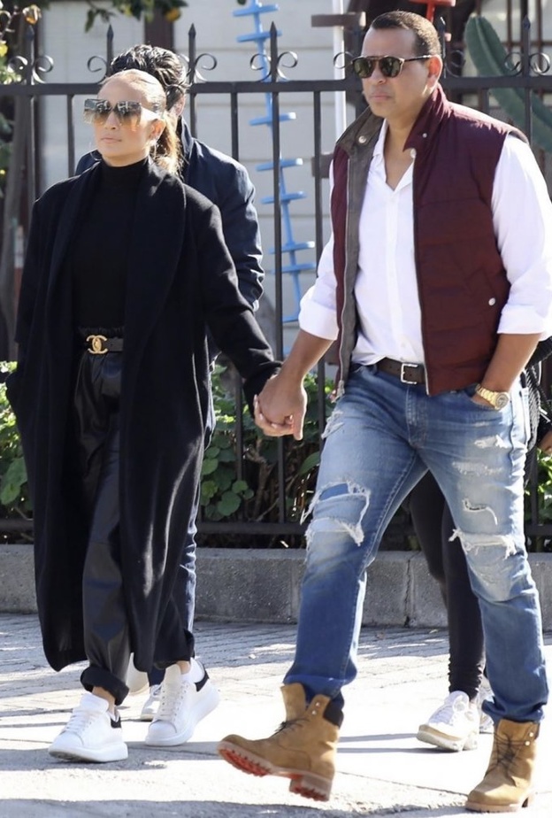 جينيفر لوبيز في شوارع هوليوود مع خطيبها أليكس رودريجيز