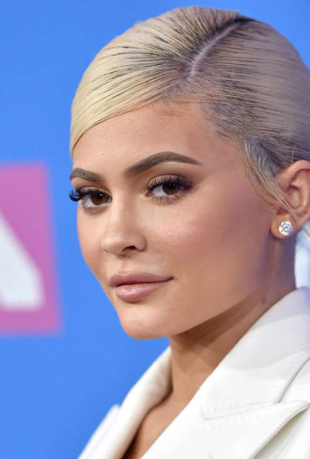 تسريحات الشعر المرفوع والطبيعي على طريقة كايلي جينر لشتاء 2020