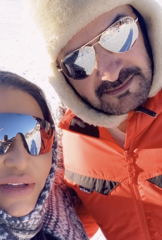 نشرت أحلام صورة برفقة زوجها خلال عطلتهما الثلجية في فرنسا