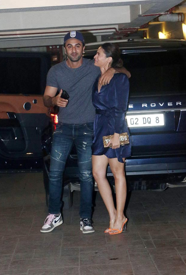 رانبير كابور زار علياء بهات في منزلها بصحبة والدته