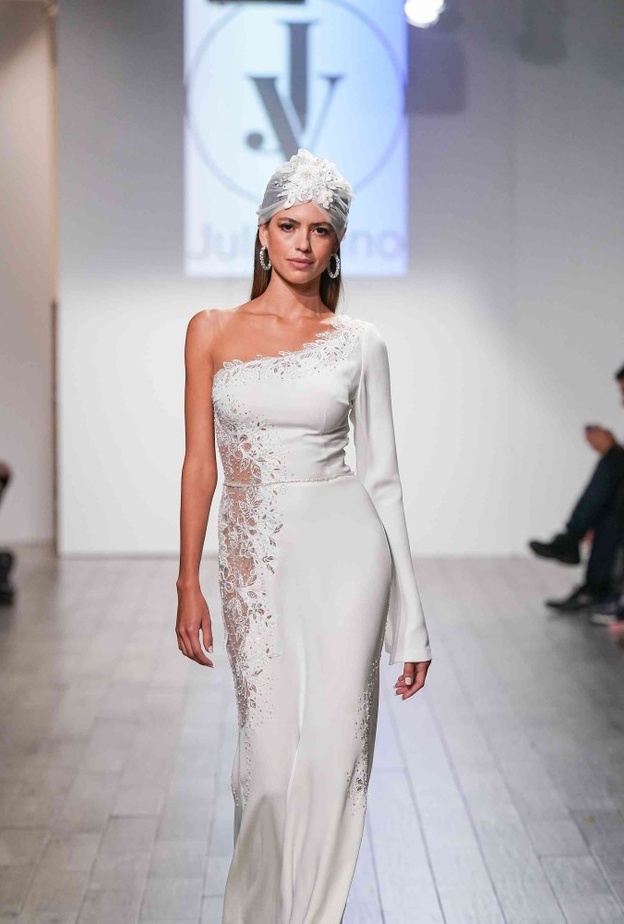 فساتين بكتف واحد