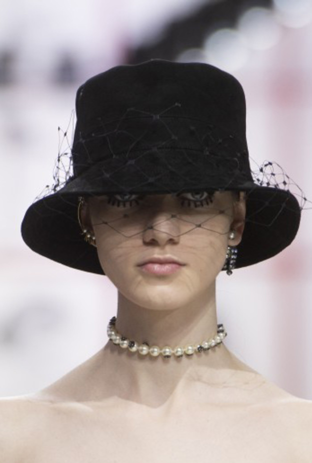 اكسسوارات القبعة البيريه الجلدية لشتاء 2020 من Balmain