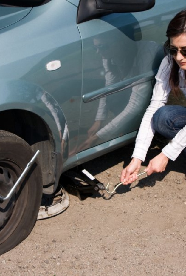 تغيير اطارات السيارة