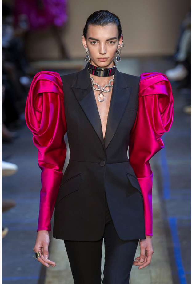 الأقمشة البراقة والألوان الميتاليكية، من صيحات موسم شتاء 2020