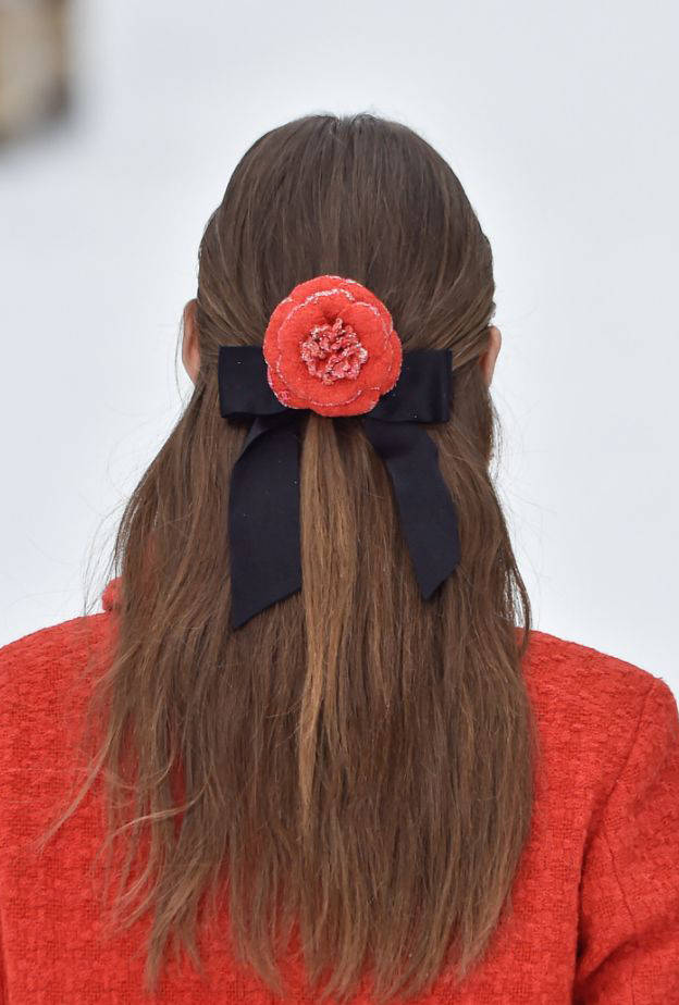 اكسسوارات شعر العقدة العصرية لموسم خريف 2019‏ من Emilia Wickstead