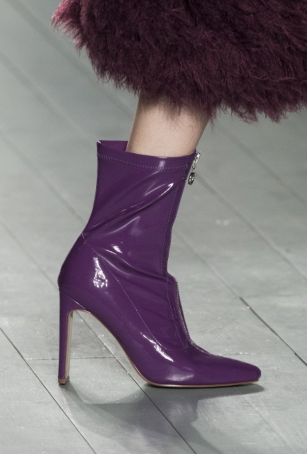 صيحات الاحذية باللون البنفسجي عالية الساق موضة شتاء 2020 من Dries Van Noten