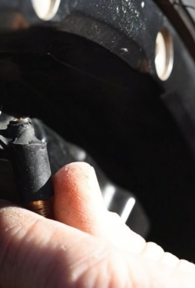 أهمية اغطية صمامات اطارات السيارات وخطورة فقدانها