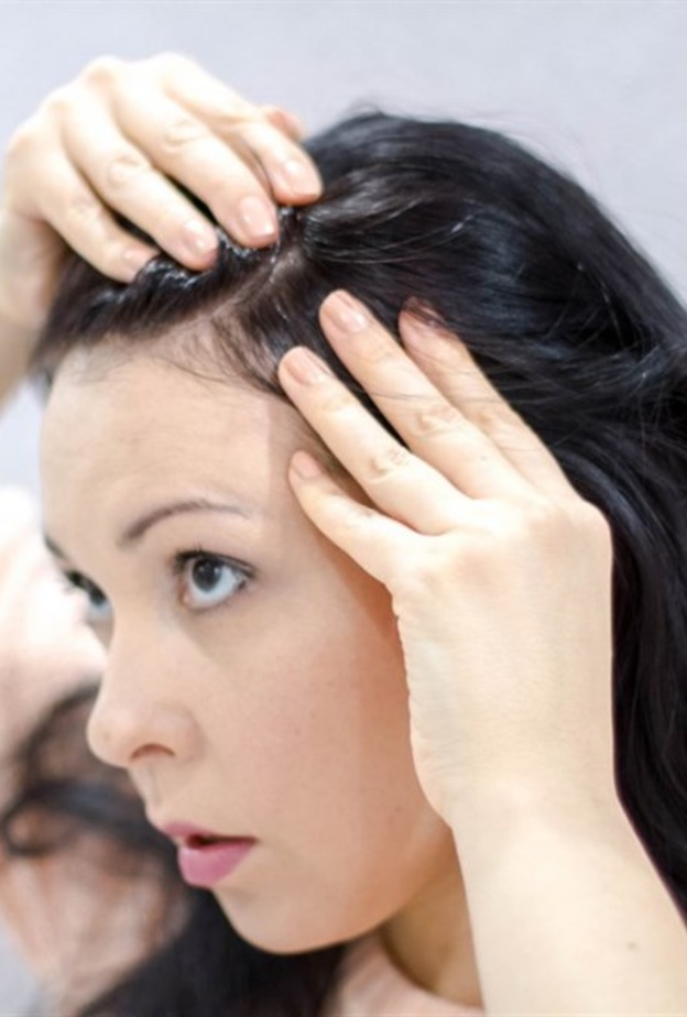 استخدمي البخاخ لتغطية الشعر الرمادي