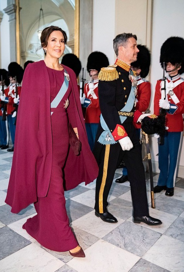  أكملت الأميرة ماري اللوك بحذاء مخملي وحقيبة كلاتش باللون البرغندي