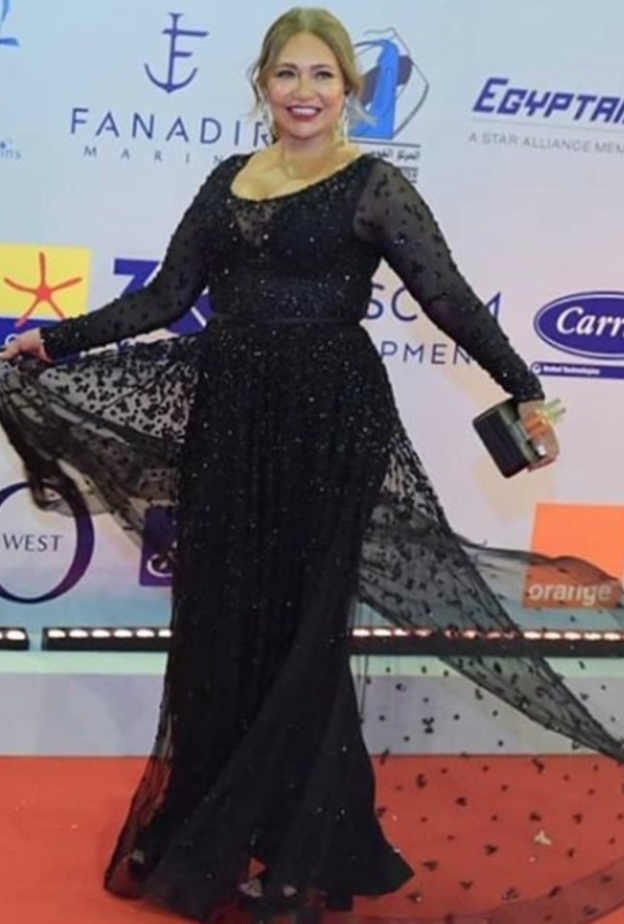 اطلالة في فستان ميدي مع جزمة عالية نسقتها ليلى علوي