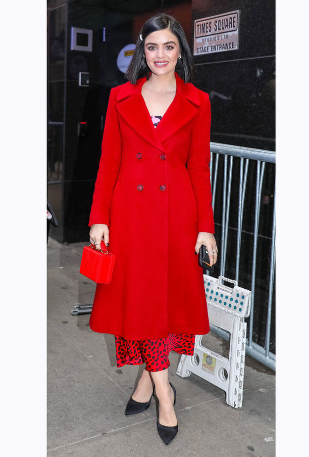 اطلالة راقية للنجمة CHARLIZE THERON مع الفستان المربع بالخطوط الصغيرة وتفاصيل الشبك على الاكتاف