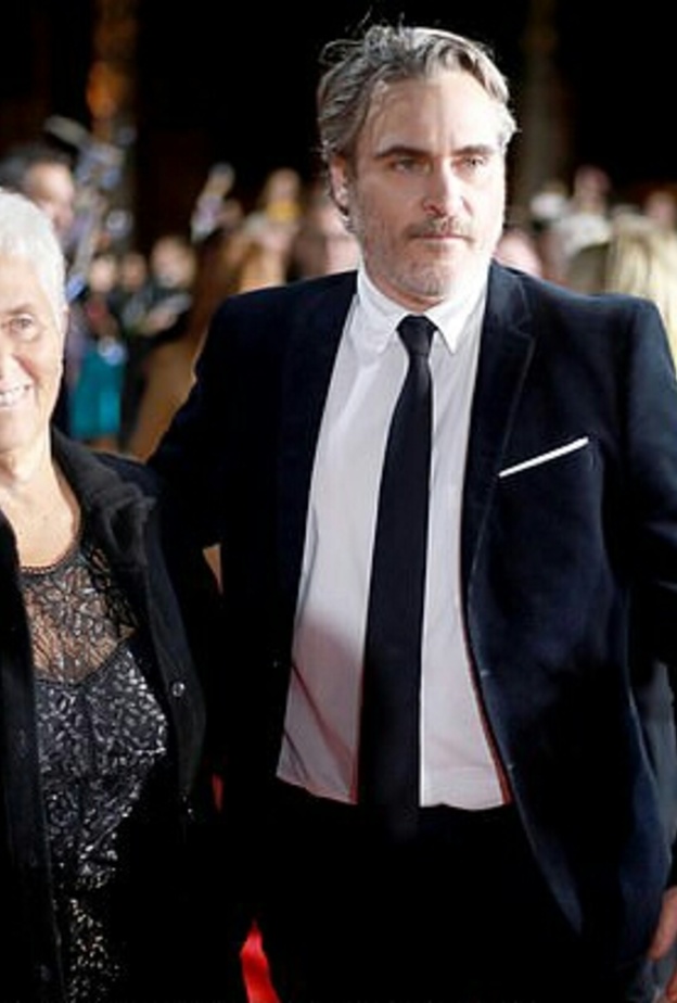 خواكين فينيكس و أمه 