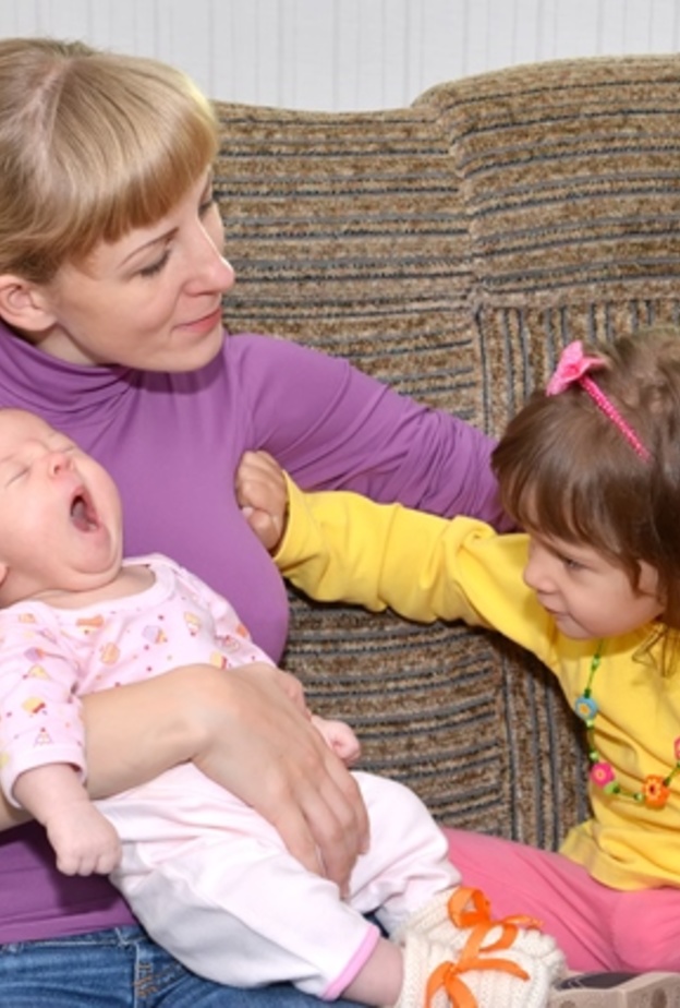 كيفية التعامل مع الطفل الغيور