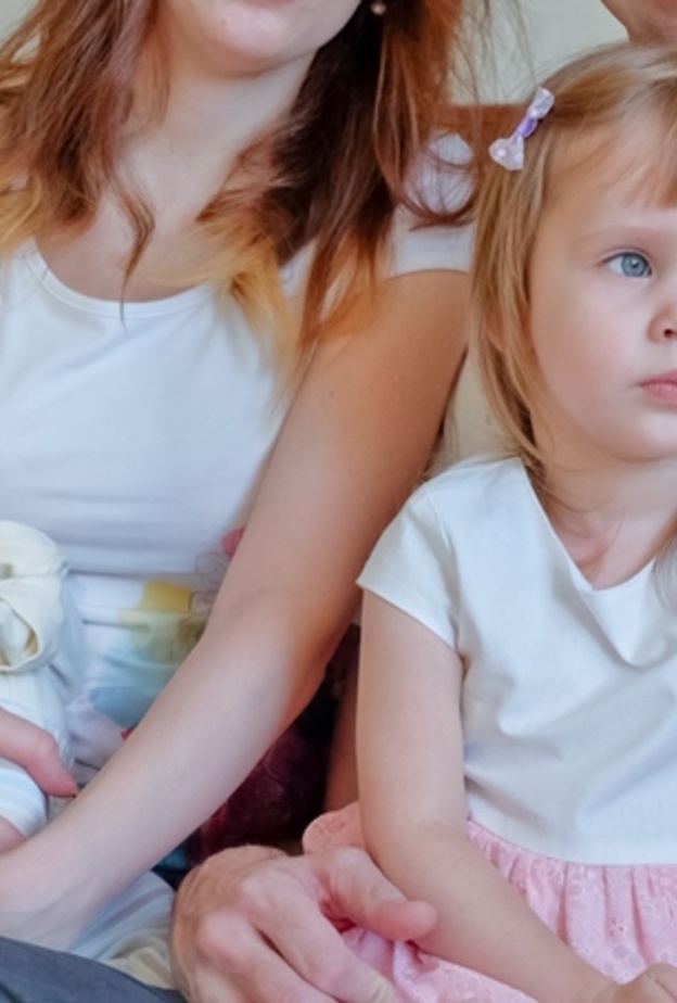 طرق تخفيف غيرة الاطفال من المولود الجديد