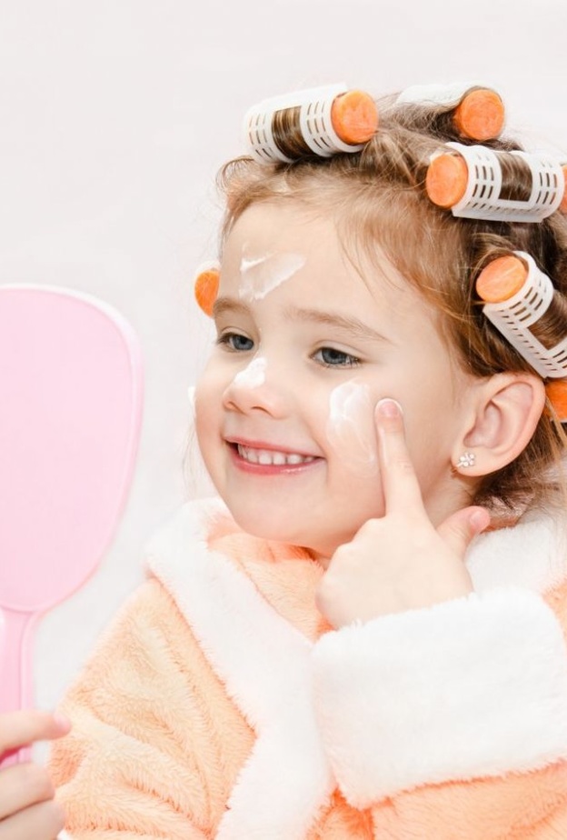  طرق العناية ببشرة البنات الصغيرات