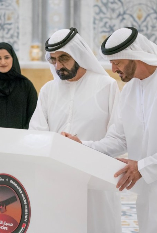 محمد بن راشد ومحمد بن زايد يوقعان على القطعة الأخيرة في مسبار الأمل