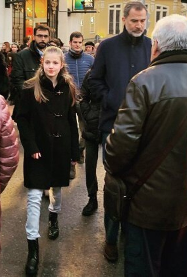 الملك فيليب السادس وولية عهده يزوران قلب مدينة مدريد