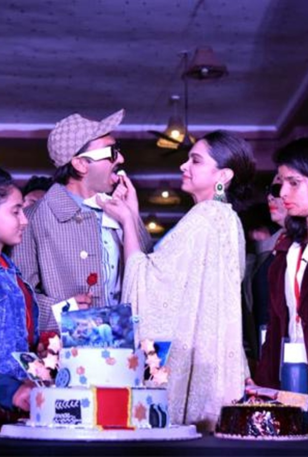 رانفير سينغ يفاجئ زوجته في عيد ميلادها الرابع والثلاثين