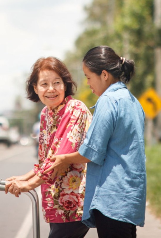  مساعدة الآخرين له فوائد عدة على الصحة