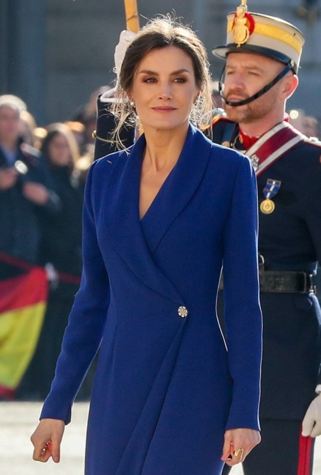 إطلالة الملكة ليتيزيا المميزة خلال العرض العسكري للعام الجديد في مدريد