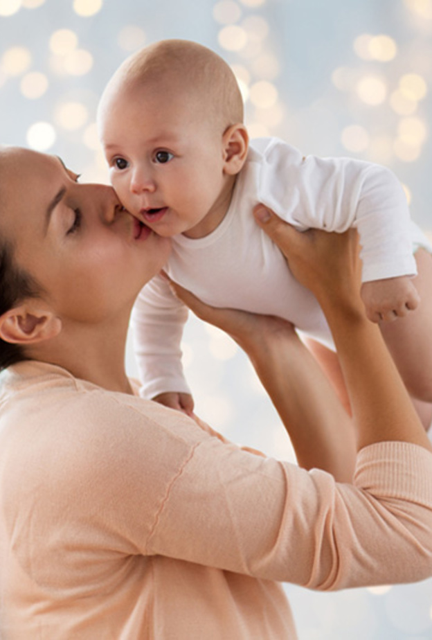 فوائد تقبيل الأم لرضيعها في فمه 