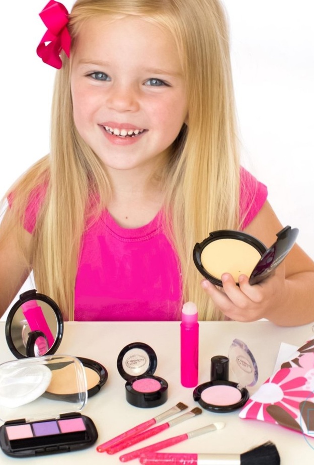 اضرار المكياج على بشرة الاطفال