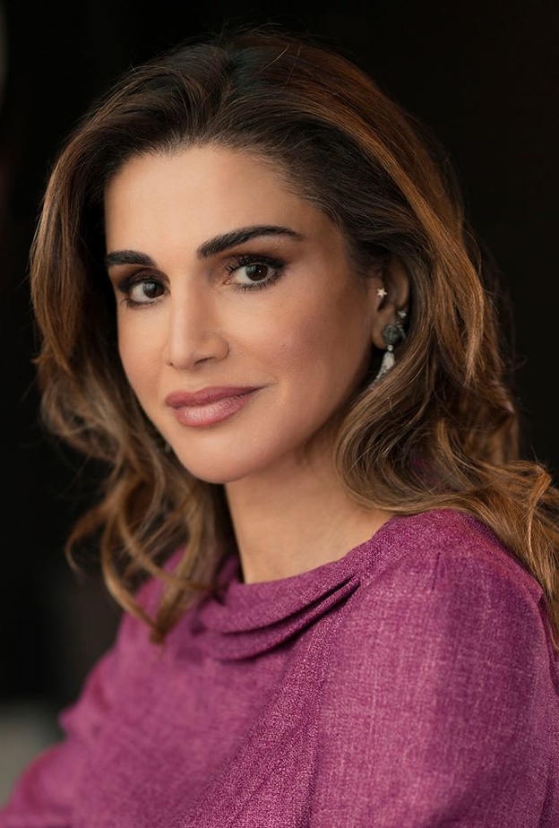 الملكة رانيا بإطلالة أرجوانية أنيقة