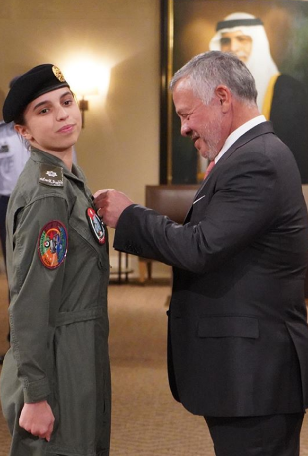 الملك عبدالله الثاني يقلد الأميرة سلمى بنت عبدالله جناح الطيران بعد اجتيازها دورة الطيران