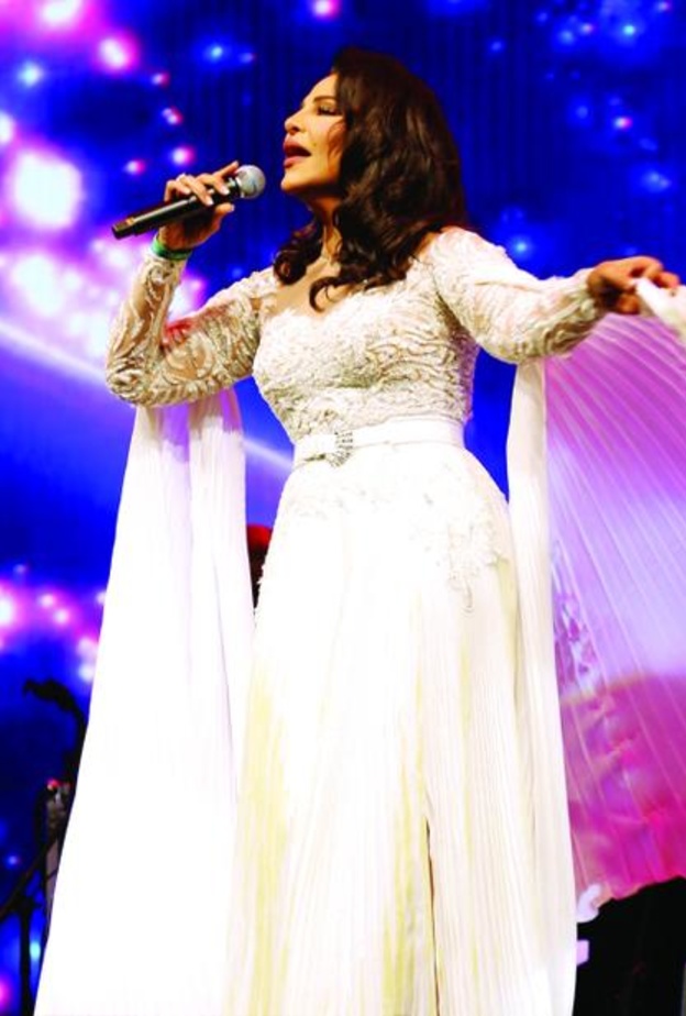 الأكسسوار الذي لا تتخلى عنه أحلام في الفترة الاخيرة الحزام الذي يحدد خصرها