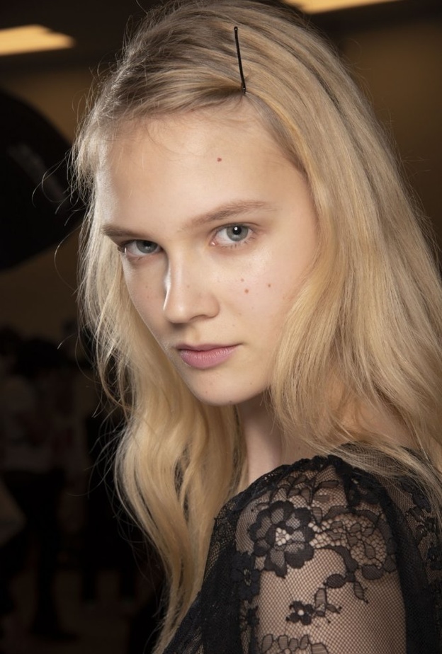 اكسسوارات شعر الدبابيس السوداء الرفيعة على طريقة Mary Katrantzou