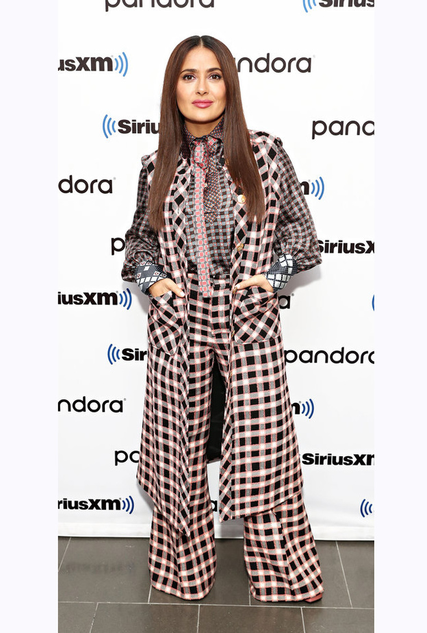 اطلالة راقية للجميلة ASHLEY BENSON بفستان سهرة فاخر ومرصع بالاحجار الكريمة من توقيع Georges Hobeika