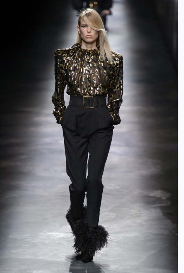 موديلات بناطيل مخملية عالية الخصر لقصيرات القامة من Zimmermann