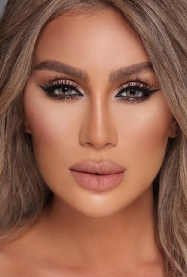 خطوات وضع مكياج العيون الصغيرة على طريقة النجمات