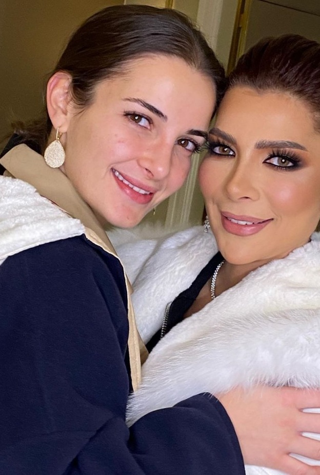 شام الذهبي تبكي بأول حفل لوالدتها أصالة بعد الطلاق