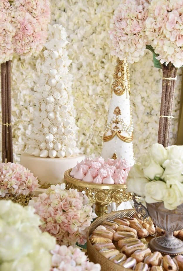 تتنوع قطع الضيافة بين الأصناف العربية والغربية