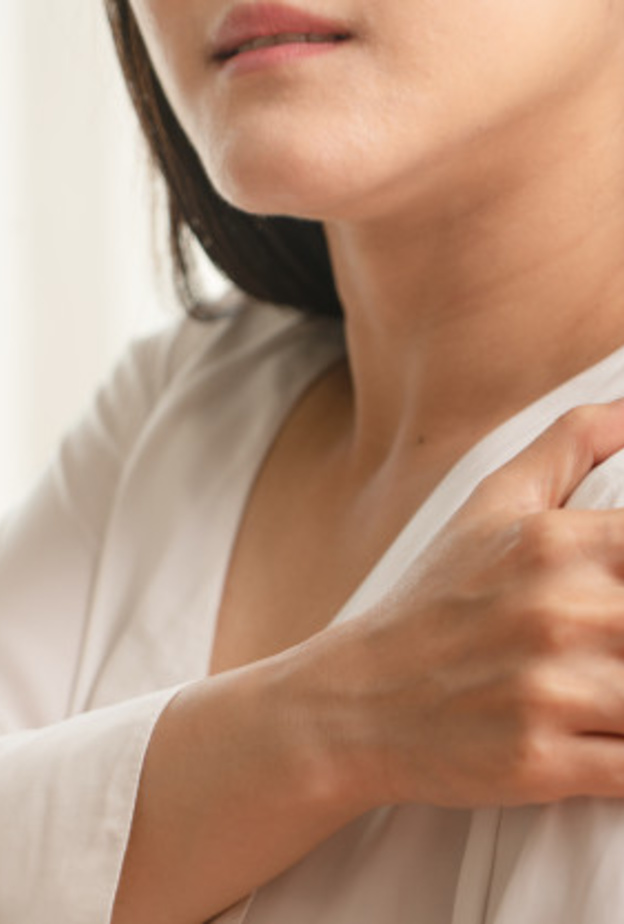  الالتهاب الكيسي في الكتف يسبب الألم و التورم