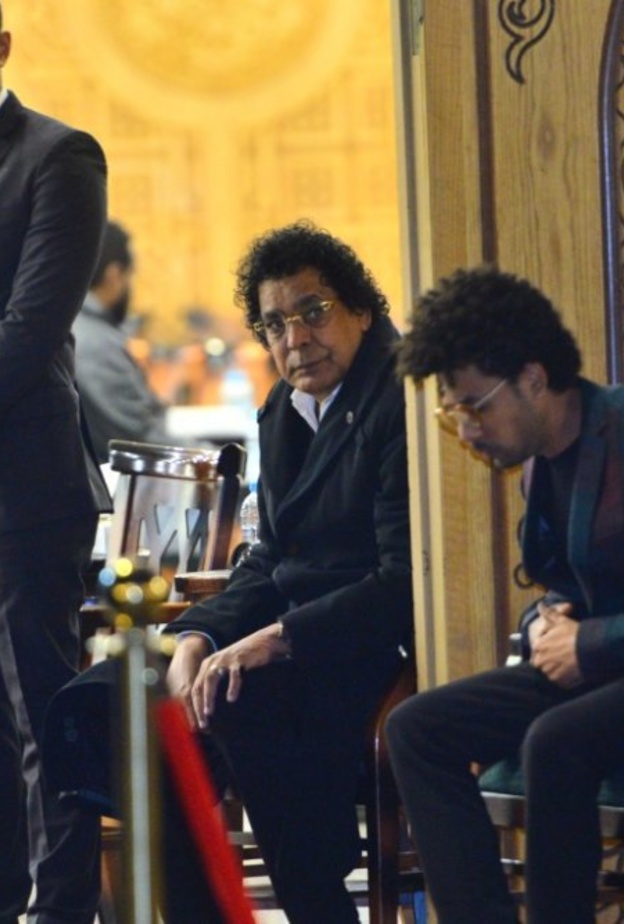 محمد منير في عزاء زوج شقيقته الراحل