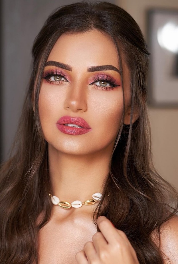 زينة يازجي بظلال وردية