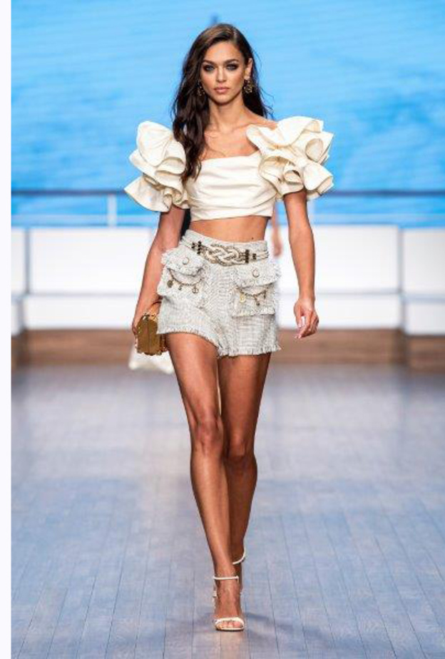 Elisabetta Franchi تأخذنا برحلة بحرية على متن يخت فاخر