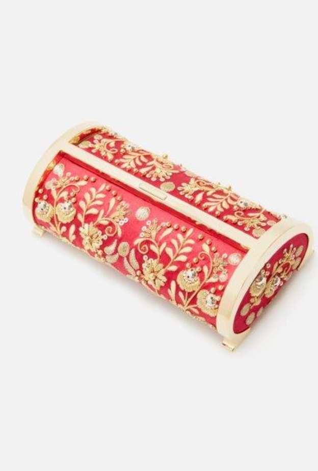 حقيبة METROPOLITAN INSIGNIA CLUTCH تحيّة تقدير لمسيرة Carolina Herrera