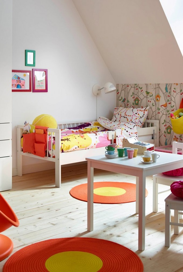 الألوان الفاقعة مع ديكور غرفة الأطفال بلونه الأبيض لمظهر جذاب