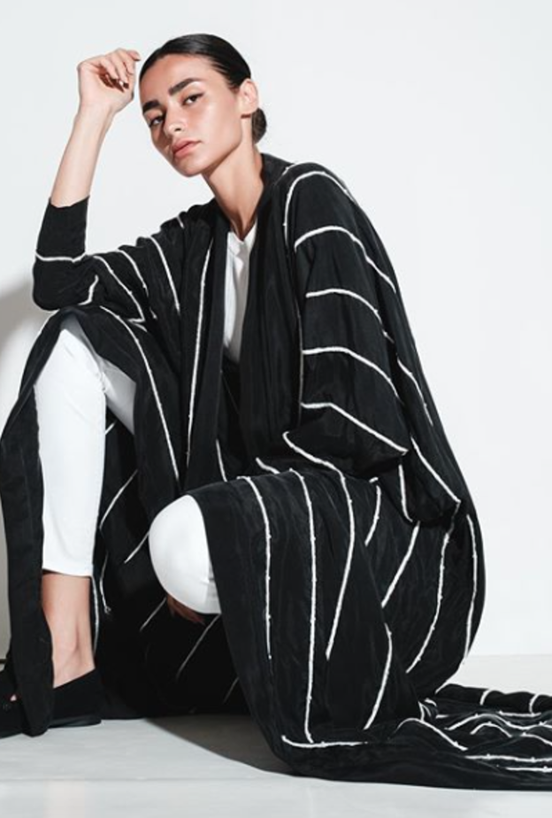 عبايات سوداء جذابة