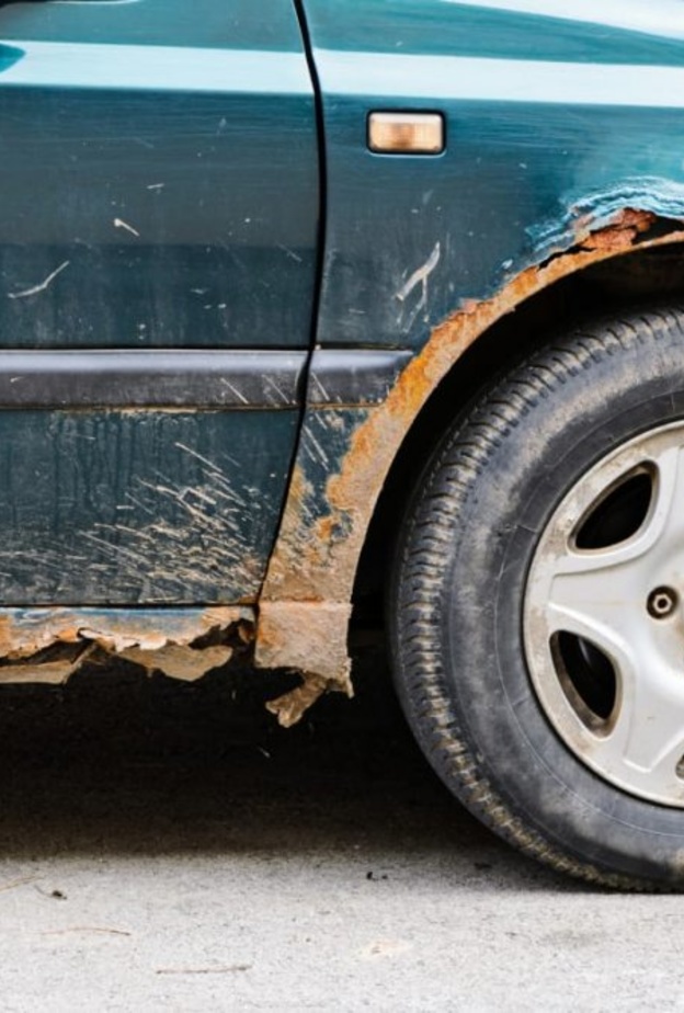  احرصي على غسل سيارتك باستخدام الماء ومستحضر التنظيف الخاص بالسيارات